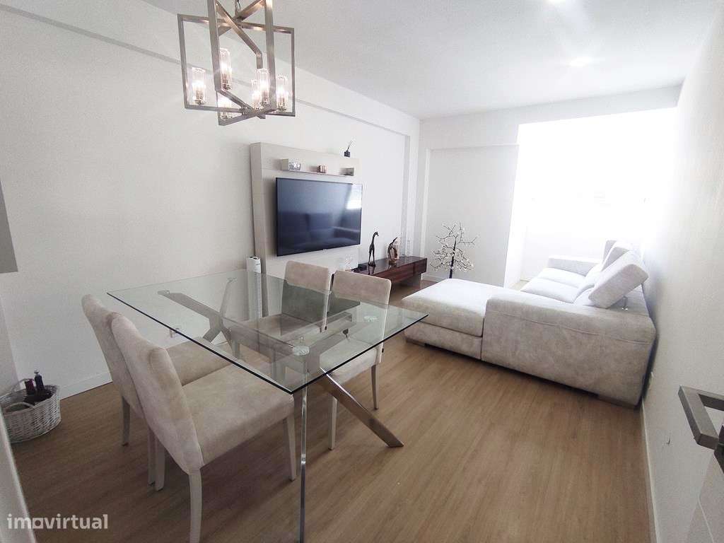 T2 totalmente remodelado no centro do Casal São Brás-19