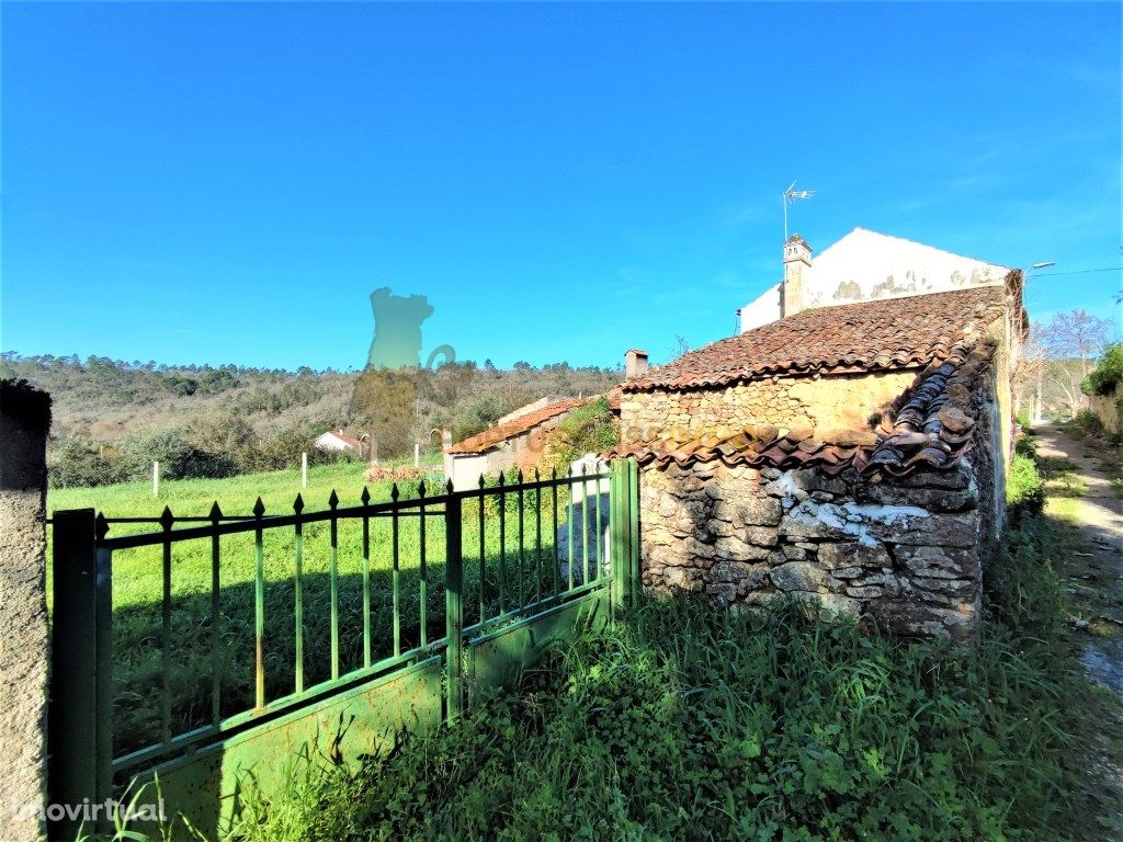 Casa de campo de 3 quartos para renovar, aldeia tranquila...