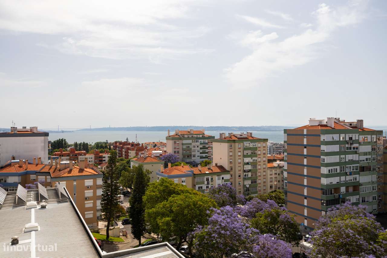 Apartamento T2 Remodelado com Vista Desafogada sobre o Tejo no Centro-26