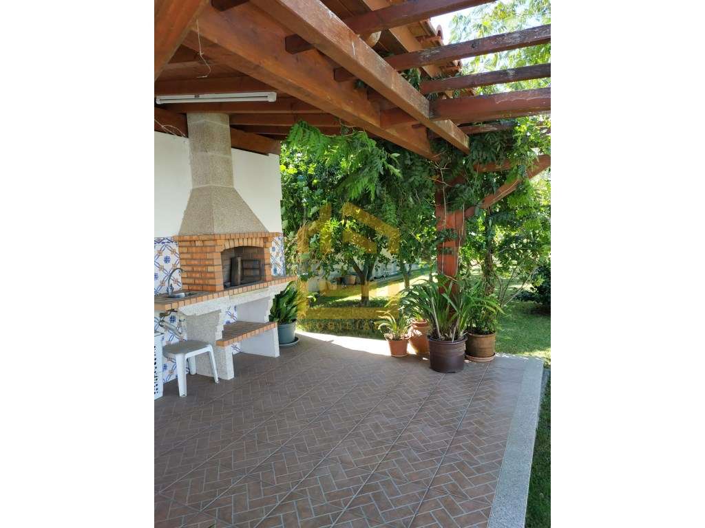 Moradia T4 de 4 Frentes Renovada inserida num lote de 1450m2 | Laún...-41