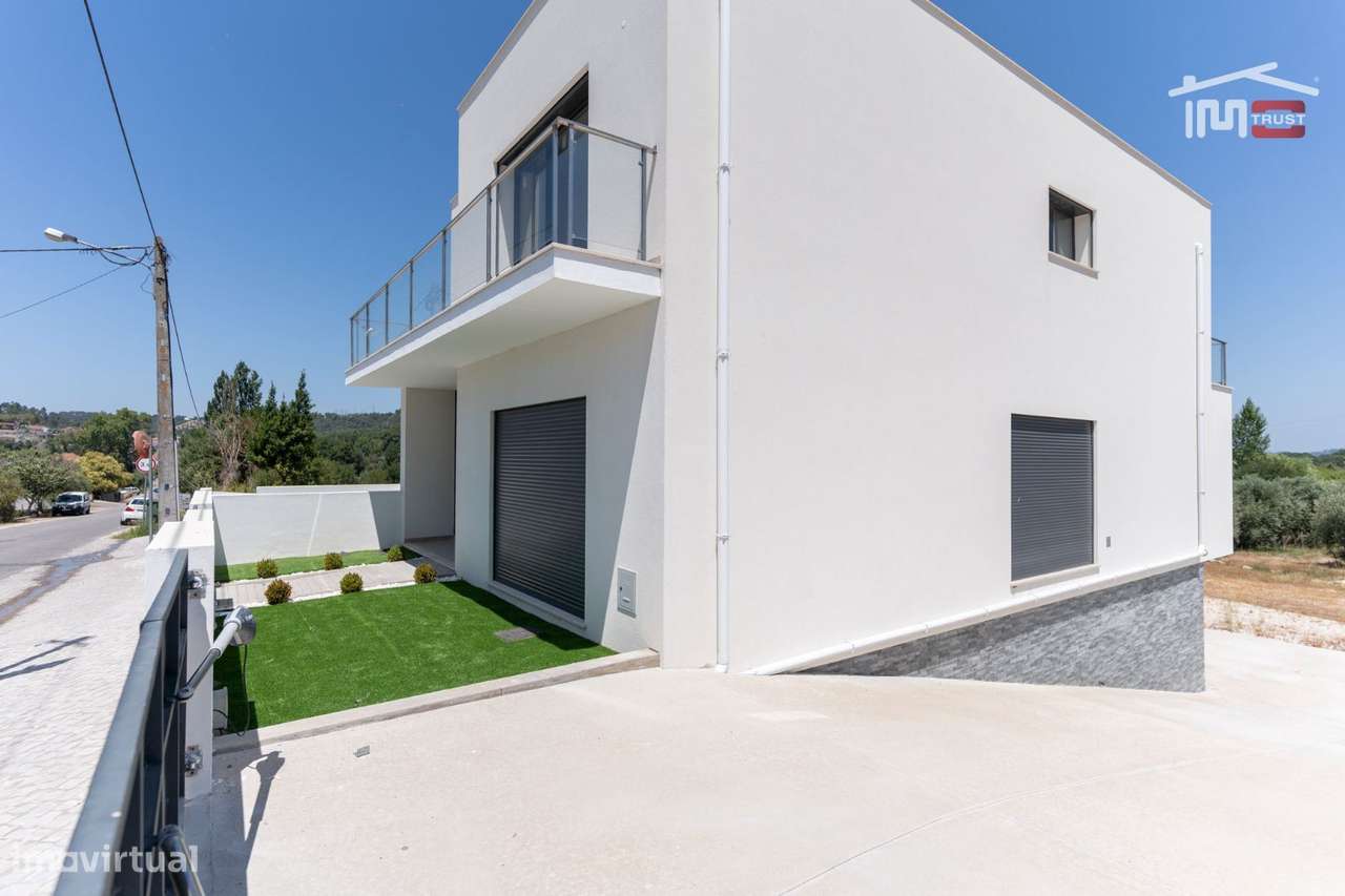 Moradia Geminada T3 inserida num terreno de 3.861 m2 em Ourém  PRES... - Grande imagem: 2/37