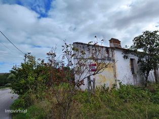 Moradia para reconstrução com terreno envolvente