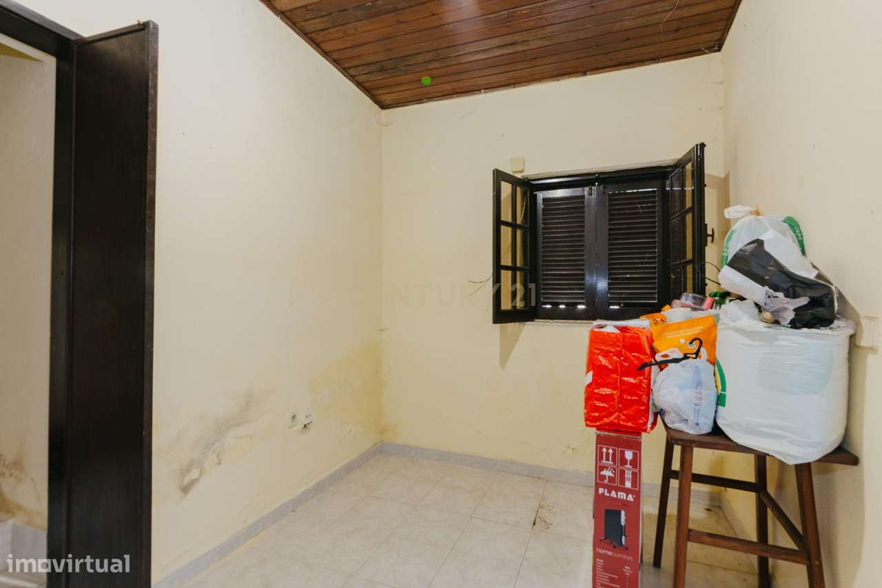 2 moradias para recuperar, com terreno, em Alverca.-14