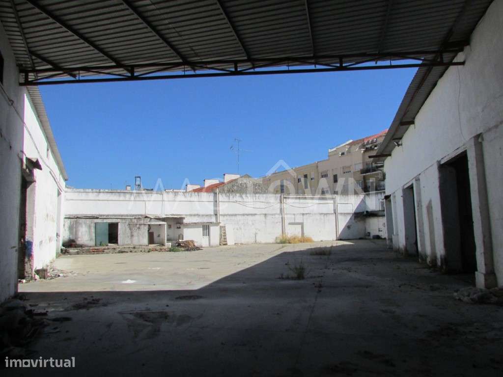 Amplo armazém junto ao Braço de Prata - Grande imagem: 3/6