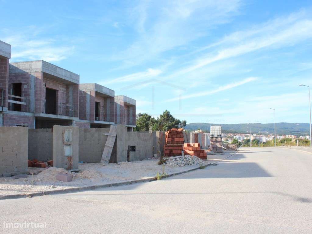 Moradias T3 em construção na urbanização Fonte Lagoa, Rio Maior-7