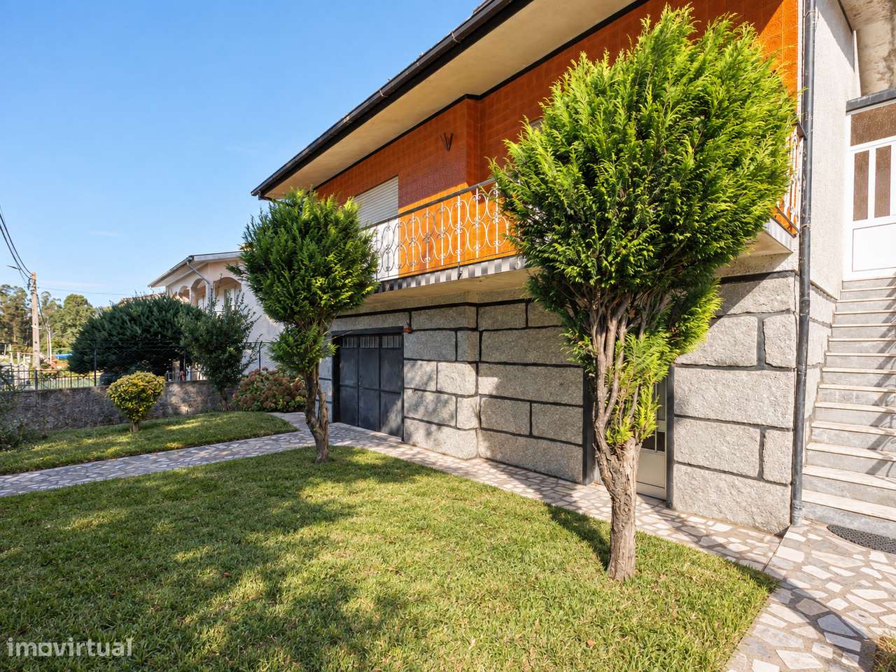 Moradia T3 com amplo terreno em Caldas das Taipas-1