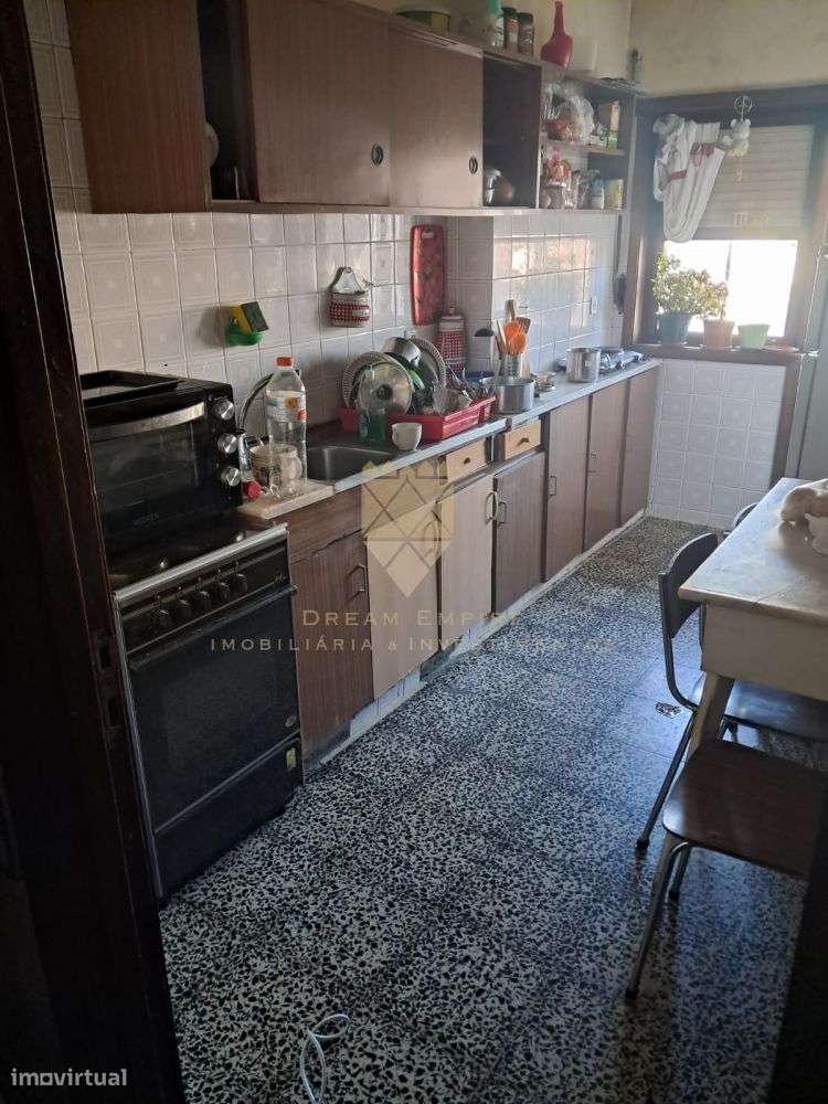 T4 com Potencial Extraordinário na Rua de Camões, Porto-9