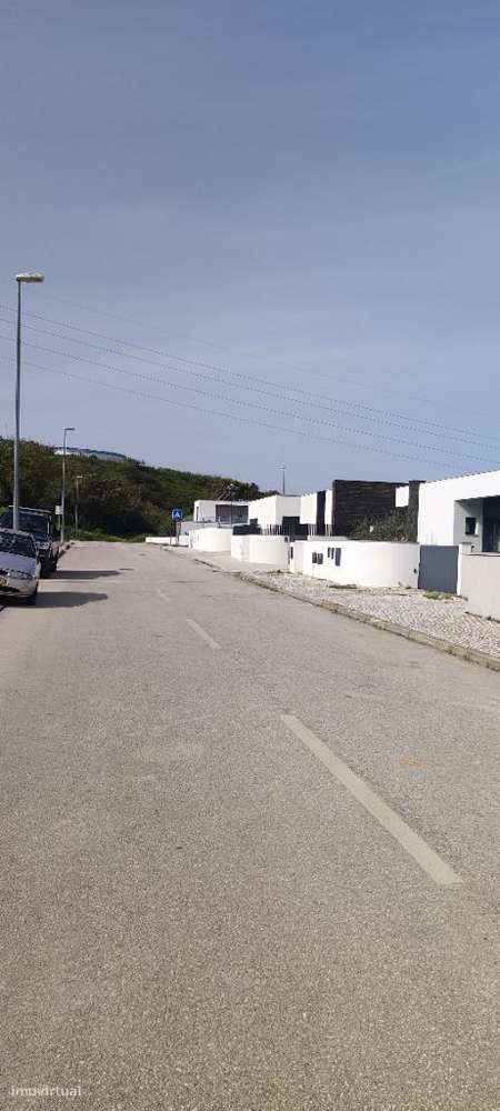 Moradia de linhas modernas em construção-12