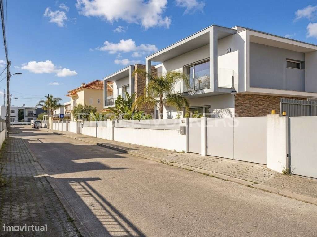 Moradia T4 moderna de luxo em Fernão Ferro-23