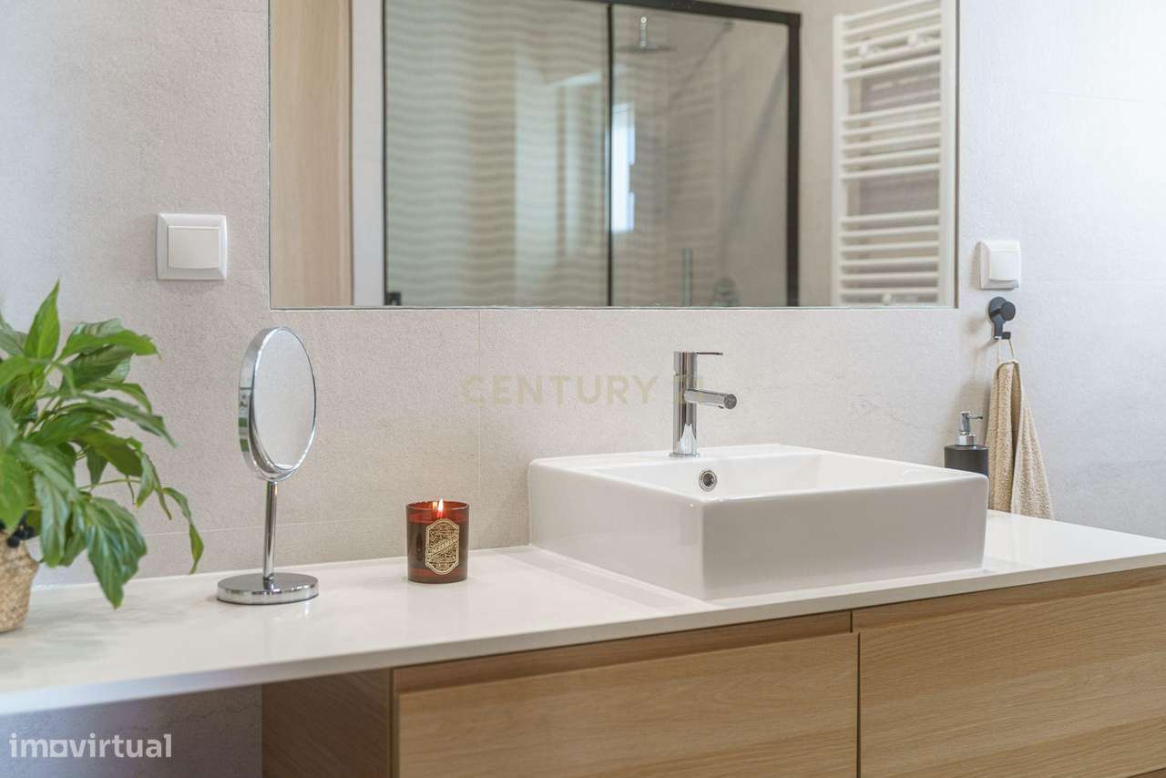 APARTAMENTO T4  CONVERTIDO EM T3 , SEMI REMODELADO, EM SETÚBAL-21