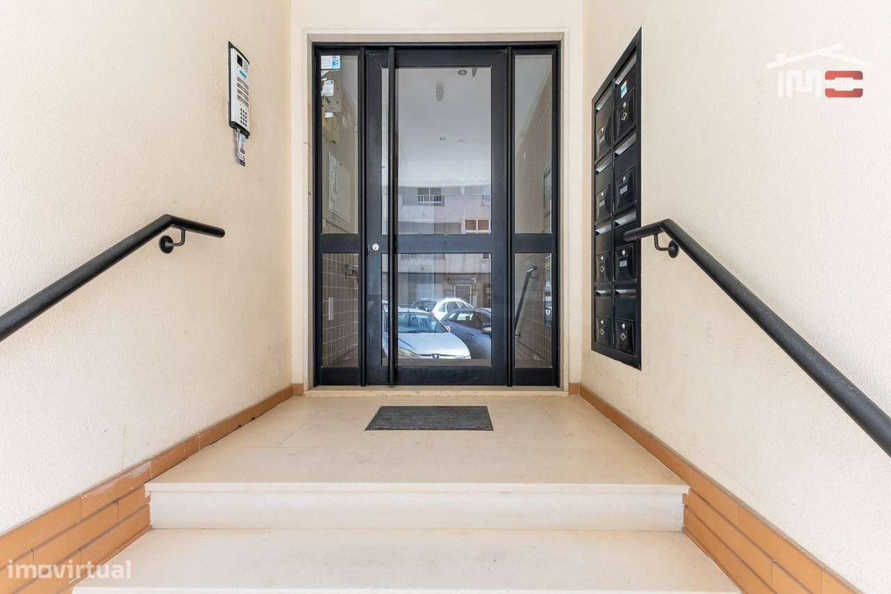 Apartamento T3 Espaçoso com Varanda e arrecadação - Grande imagem: 4/25