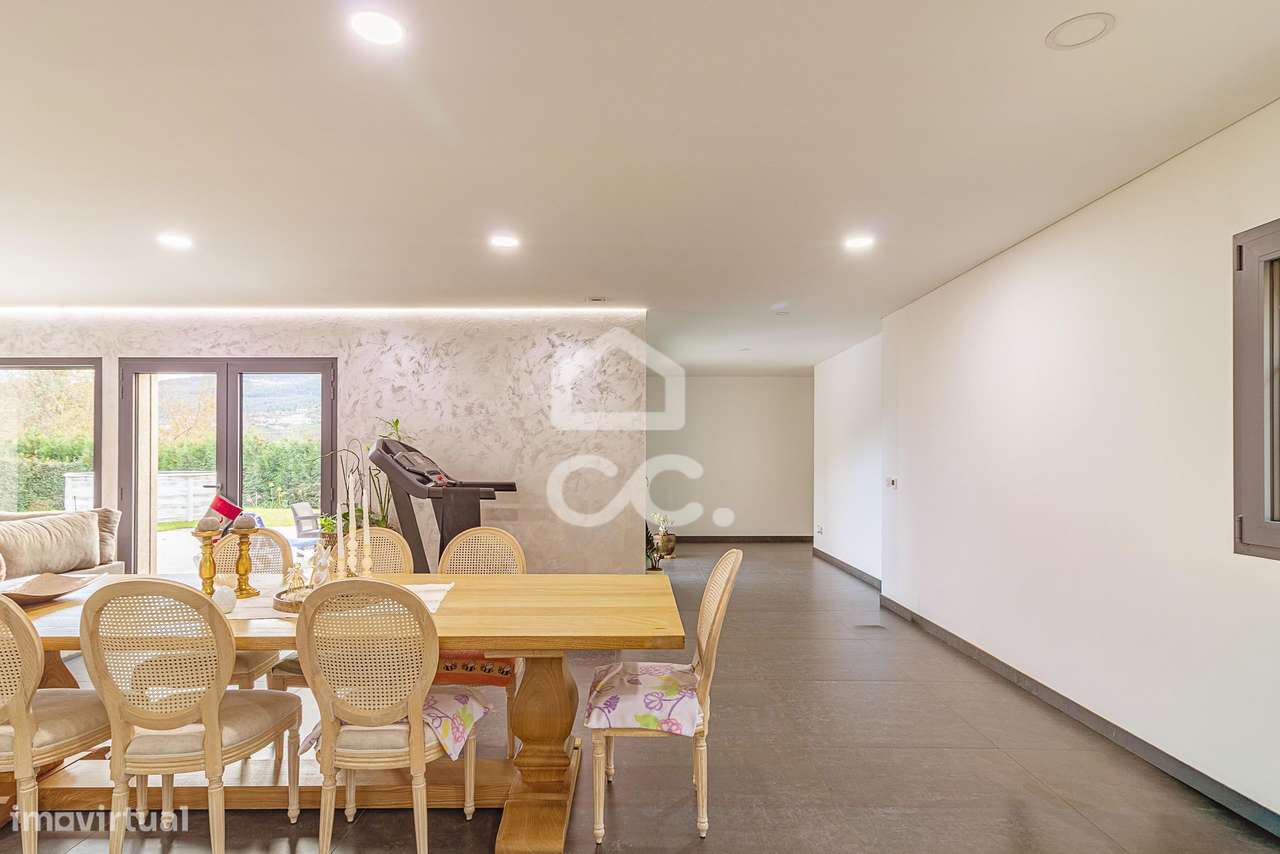 Moradia Térrea de Luxo com Cave | Conforto, Eficiência e Espaço Exteri-23