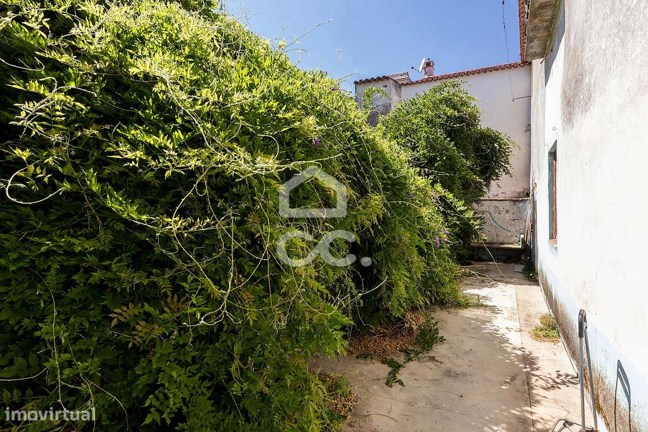 Moradia T2+1 Bifamilar de Rés do Chão c/ 426,14 m² de espaço exterior-17