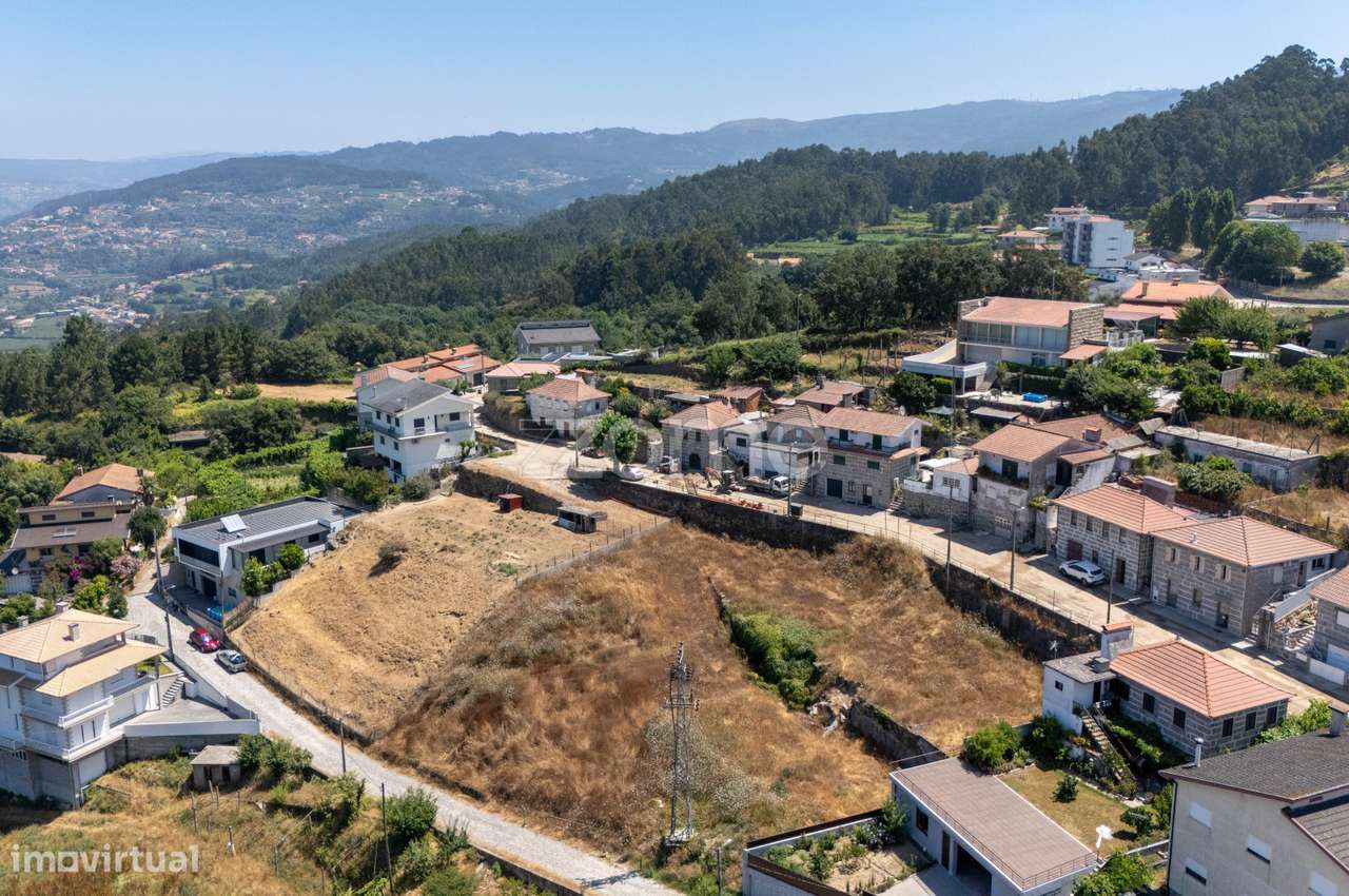 Terreno versátil em zona nobre de Castelo de Paiva - Grande imagem: 2/17