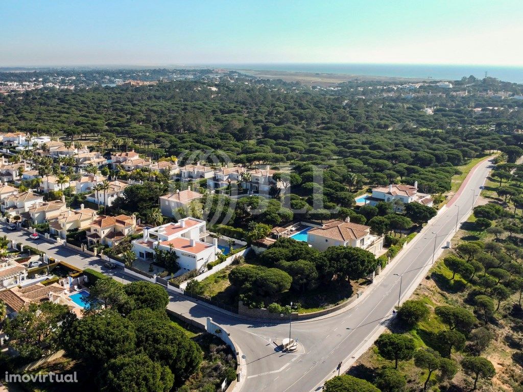 Terreno, com projeto aprovado, em Varandas do Lago, Algarve