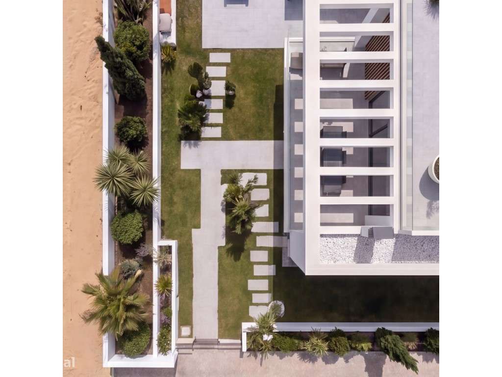 Moradia isolada com piscina apenas a 400 m da praia-20