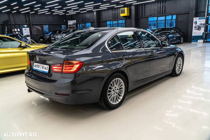 BMW Seria 3 320i Aut. Luxury Line - 8