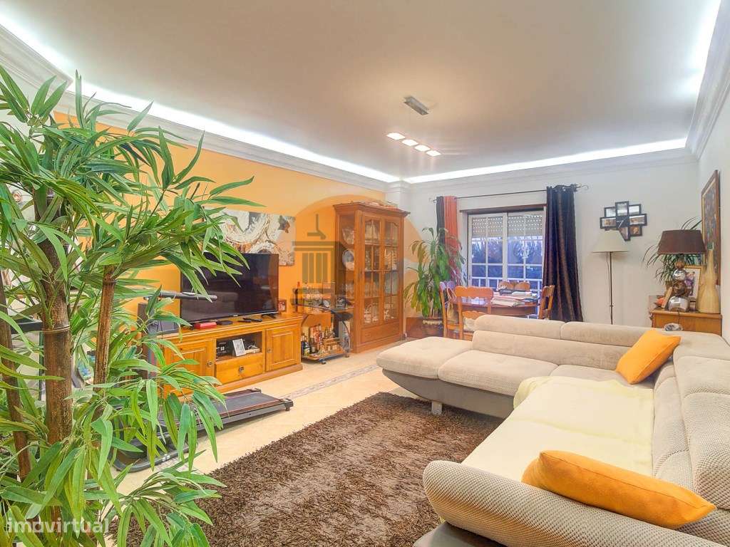 Apartamento T2 com Lugar de Parqueamento e sótão - Grande imagem: 2/16