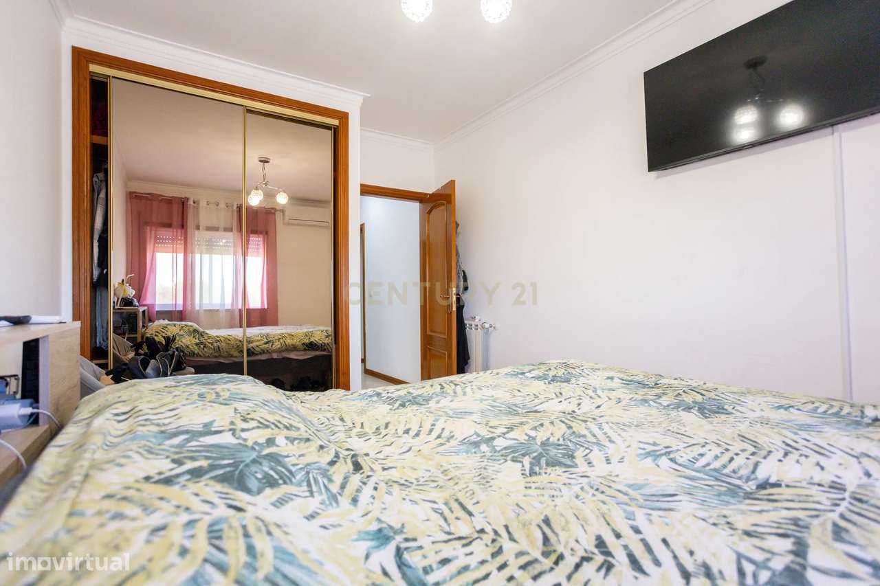 T2 com 2 casas de banho e ampla varanda-14