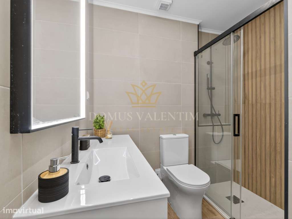 T2 Totalmente Remodelado em Almada - Conforto e Modernidade-13