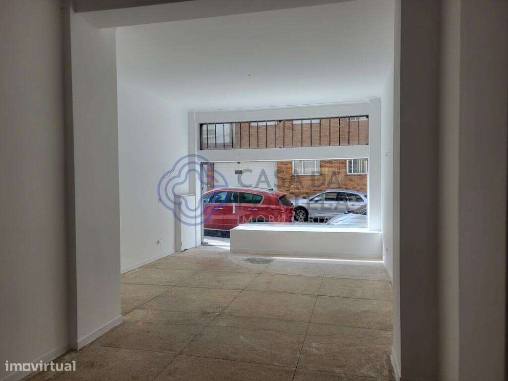 loja com 2 pisos e armazém com possibilidades para transformar em t2+1 - Grande imagem: 3/23