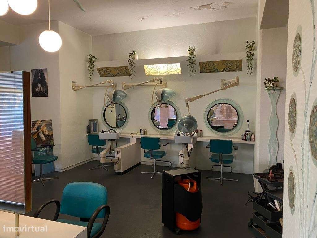 Bonita Loja/Ampla Montra Envidraçada/Equipada p/ Cabeleireiro/Galer... - Grande imagem: 3/5