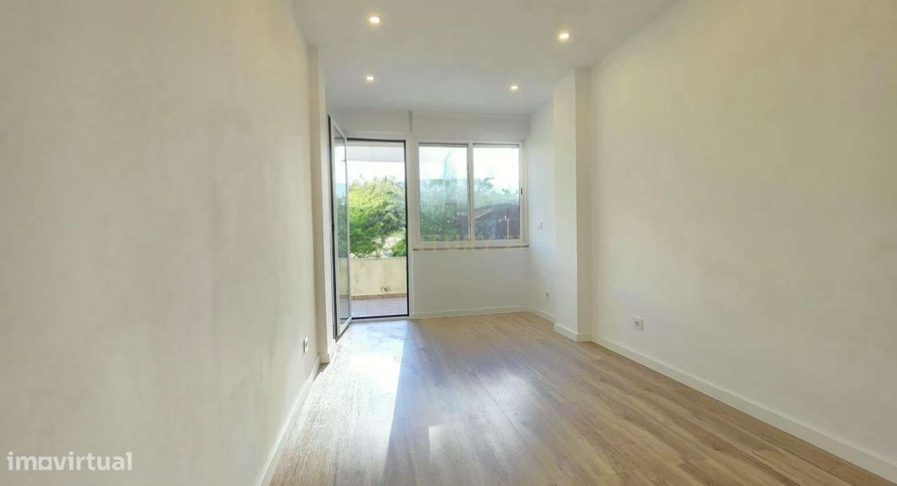 T2 Totalmente Remodelado com Terraço em Algueirão-Mem Martins-11