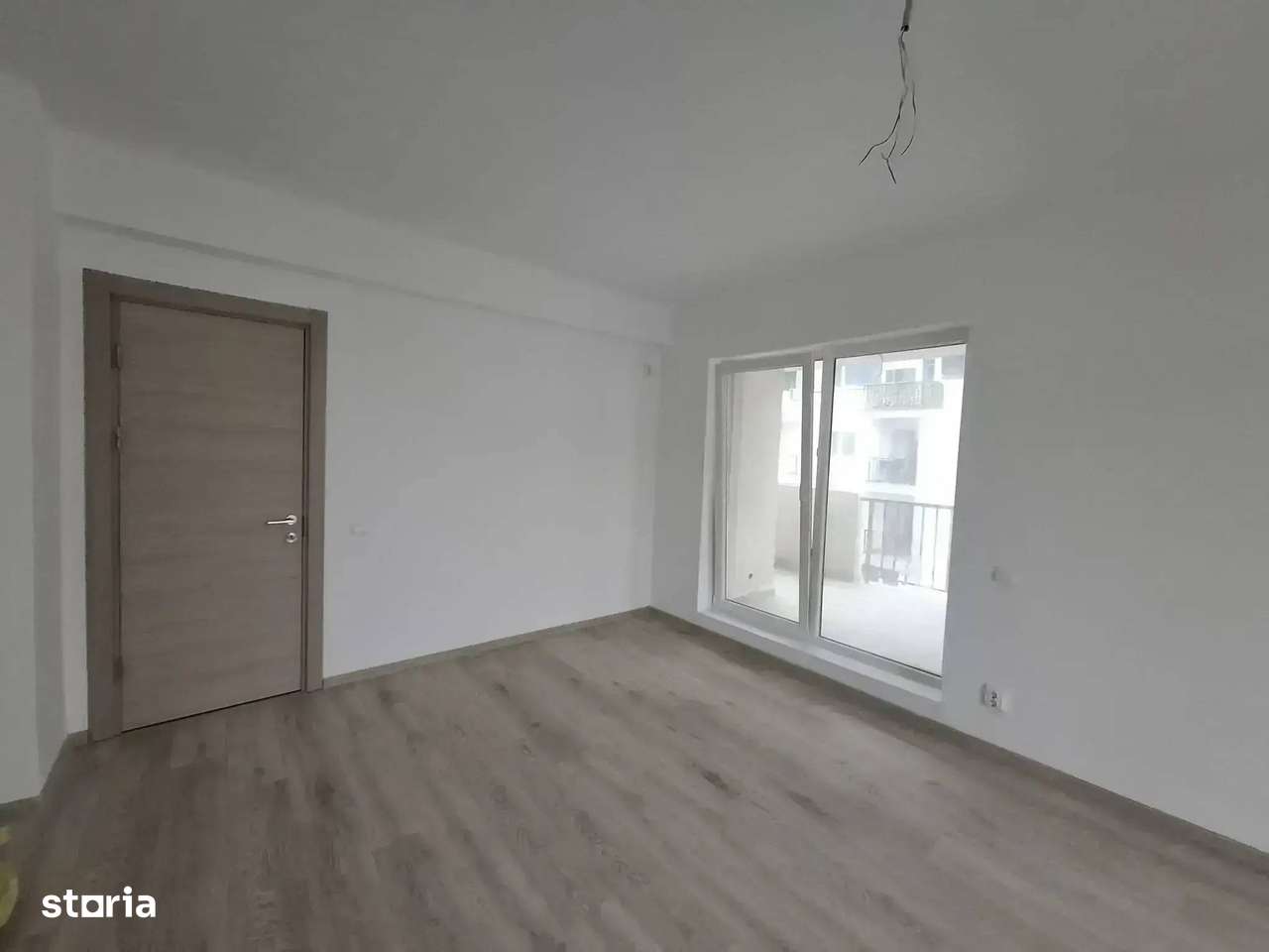 Apartament 3 camere decomandat suprafata totala cat un teren de fotbal