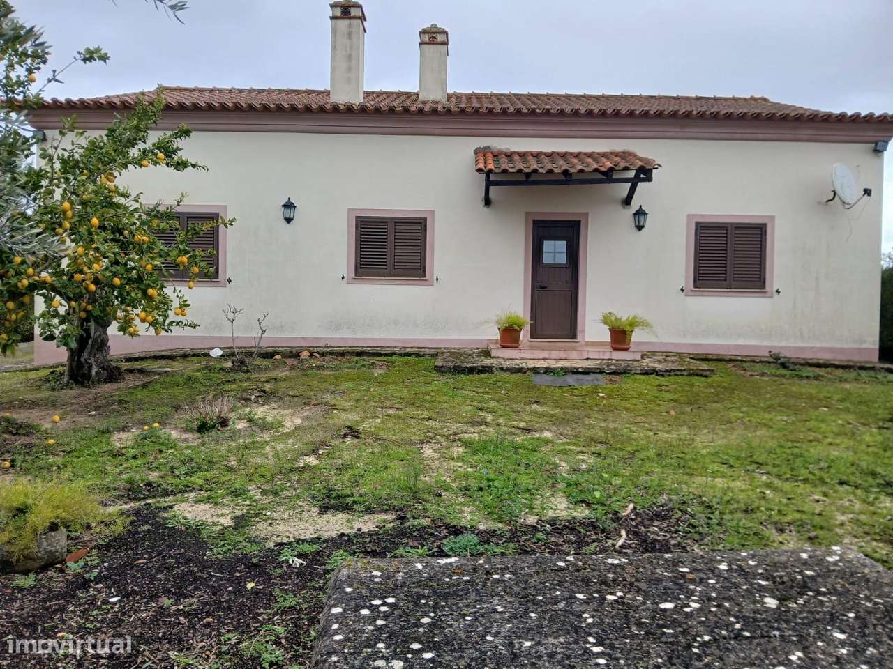 Moradia T4 com Piscina e Terreno Próxima de Constância-1