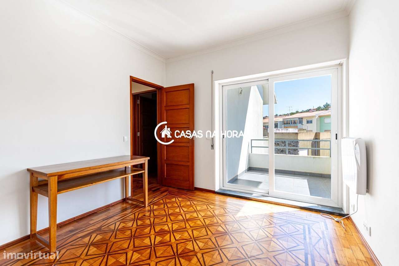 Moradia T3+T1  na Rua João das Regras, junto à Avenida de Sintra.-15