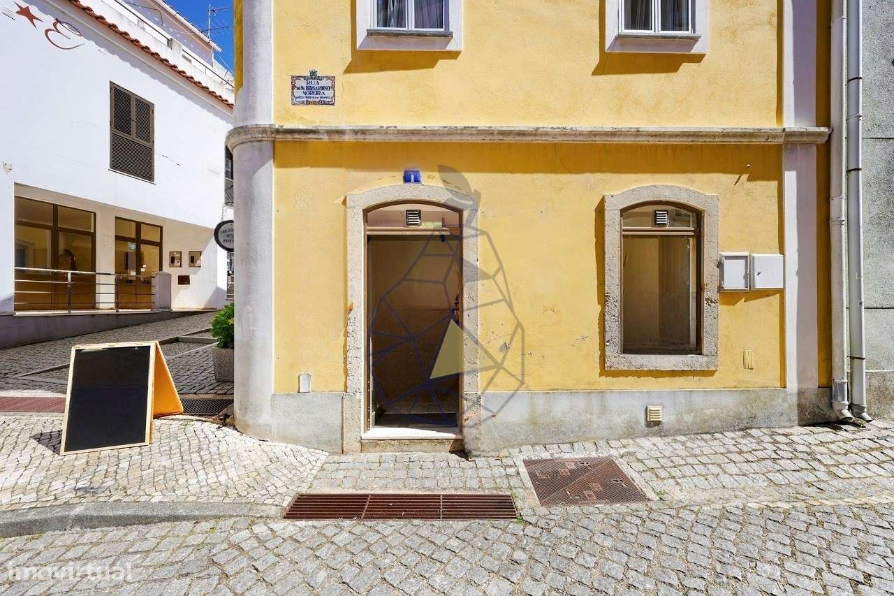 Edifício com Loja e Habitação, Charme, Investimento e Rendimento  no C-27