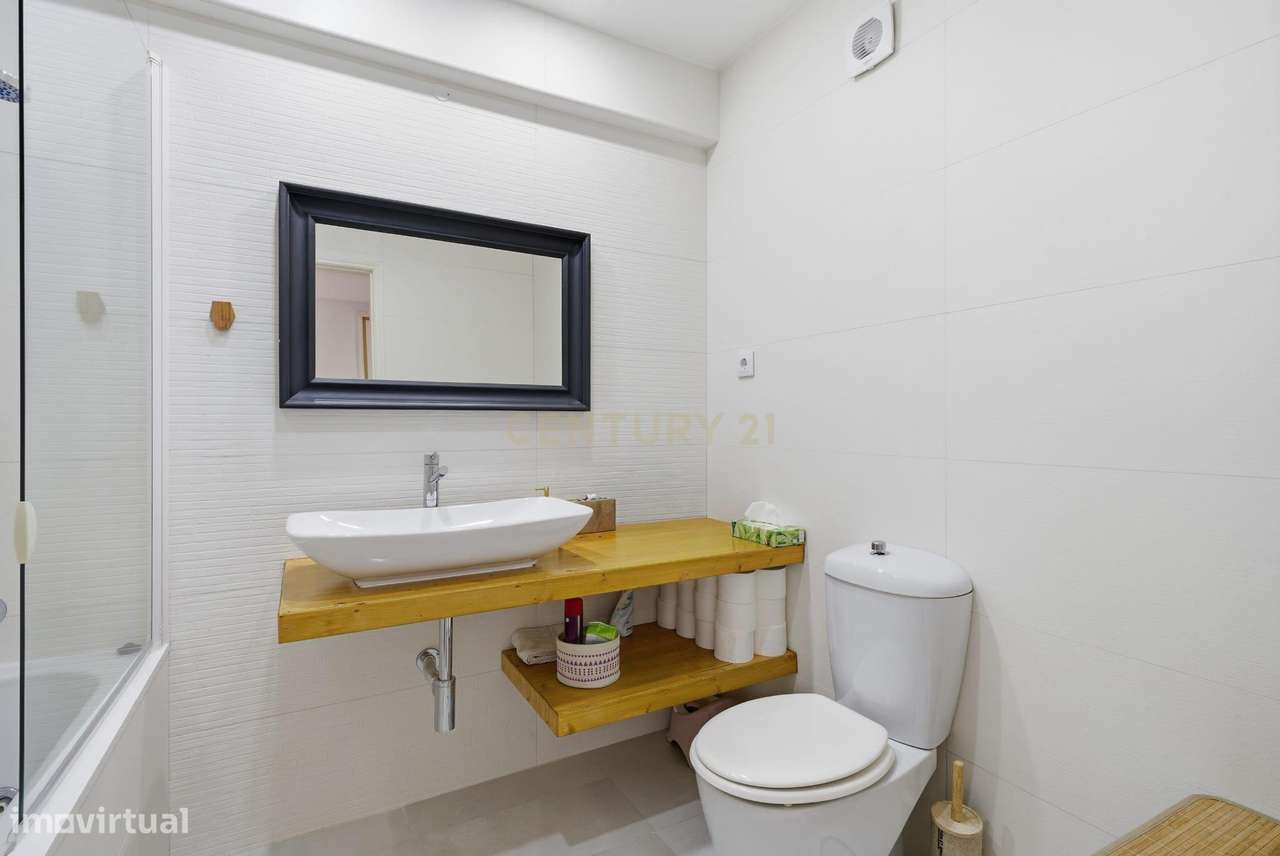 Apartamento T2 Totalmente Renovado com Estacionamento-20