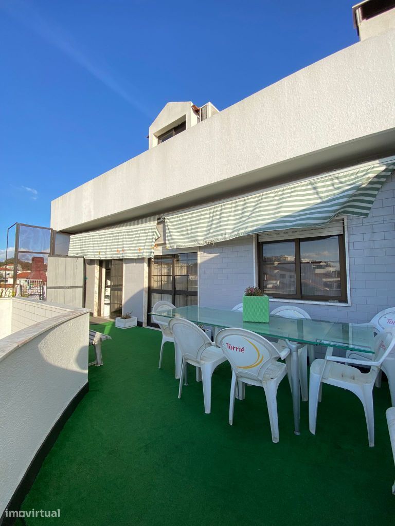 Duplex com terraço e garagem em Queijas