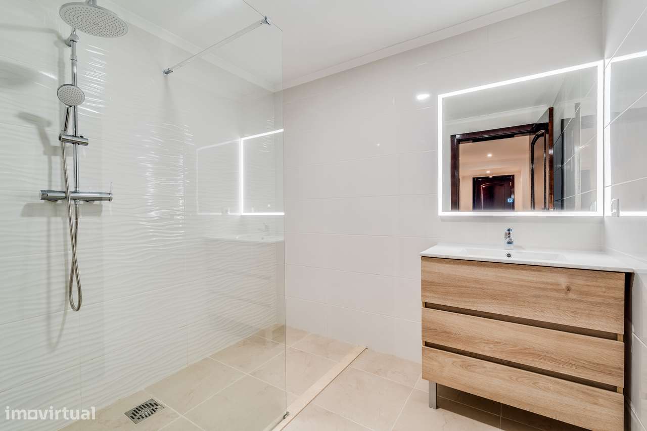 Moradia Isolada T4+2 com Piscina Privada-26