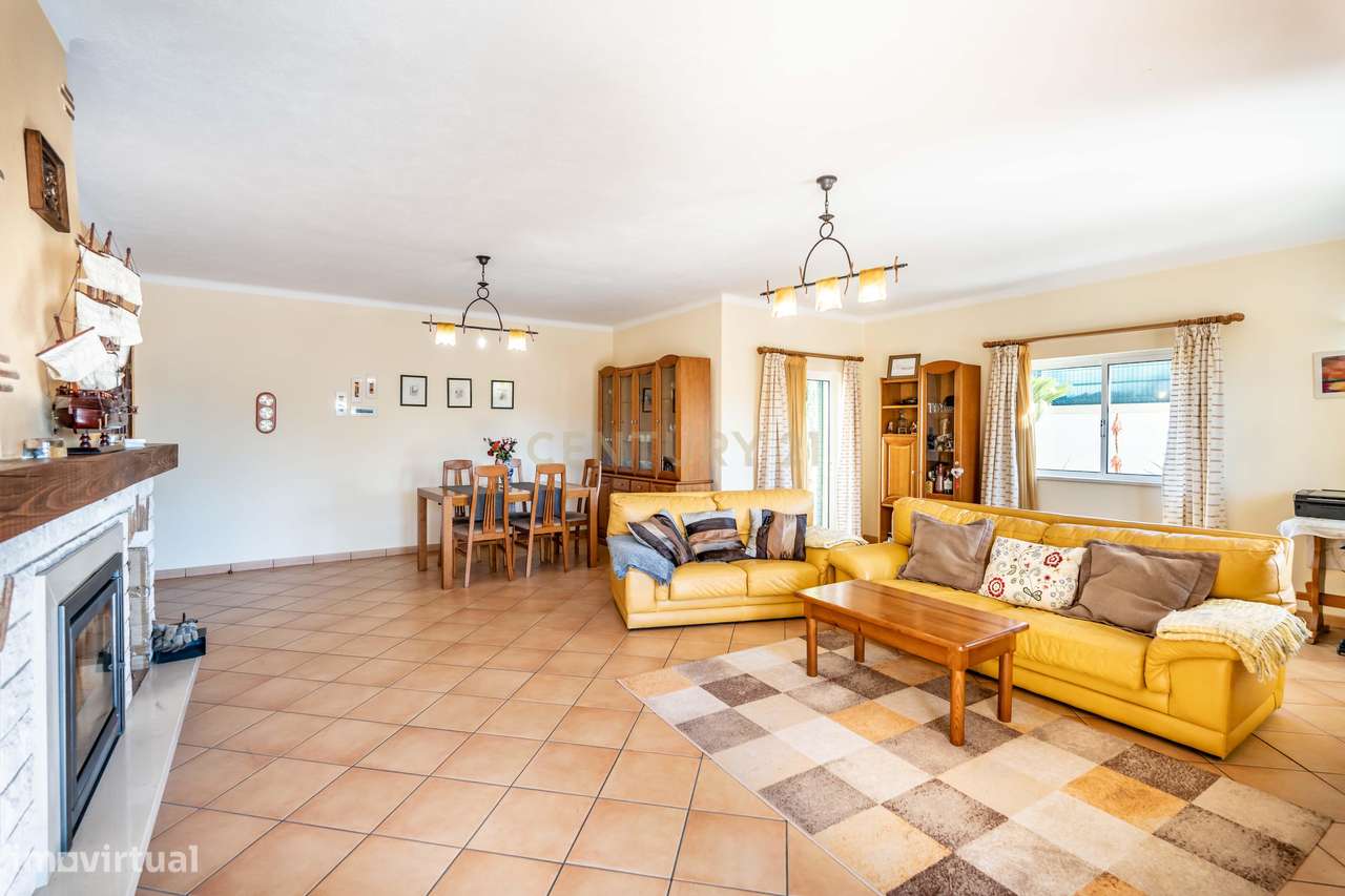 Moradia com 4 Quartos + 3 Apartamentos Independentes com Piscina e Alo - Grande imagem: 4/39