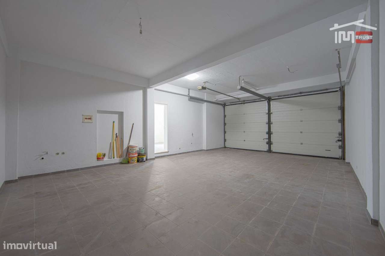 Moradia T4 de Excelência com Box para 4 Viaturas e Ótimos Acessos-11
