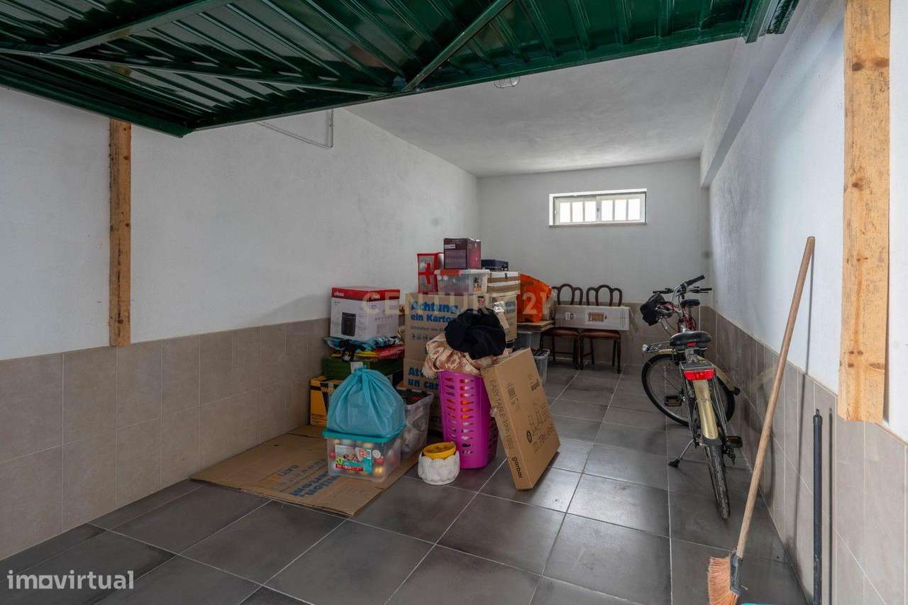 Garagem no centro da vila de Miranda do Corvo - Grande imagem: 3/6