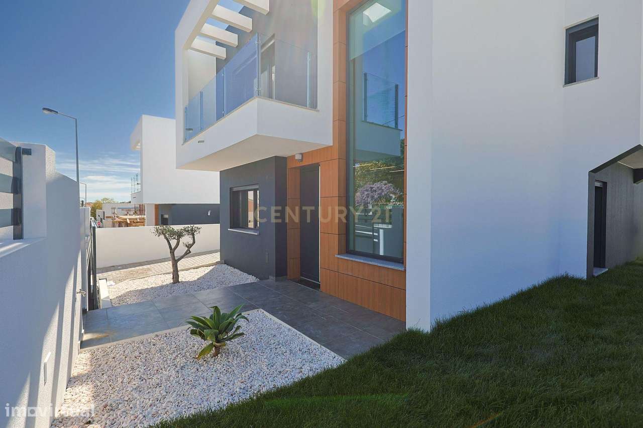 Moradia T4 em Charneca de Caparica, Almada-49