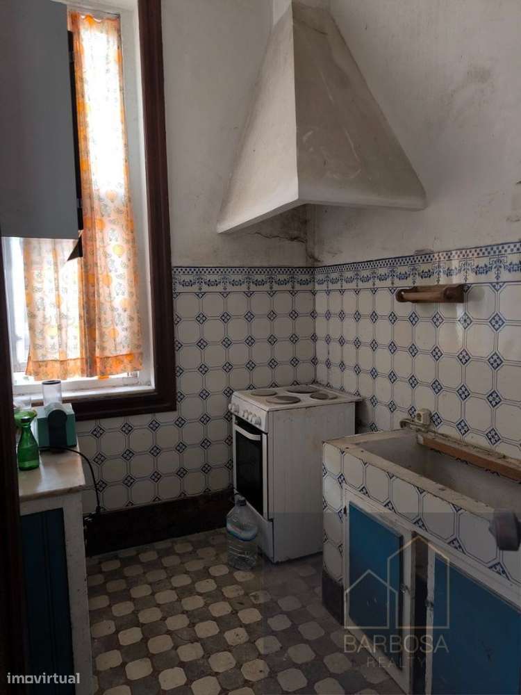 Moradia ANTAS - Av. F. Magalhaes - possivel prédio R/Ch+5! Zona ARU!-23