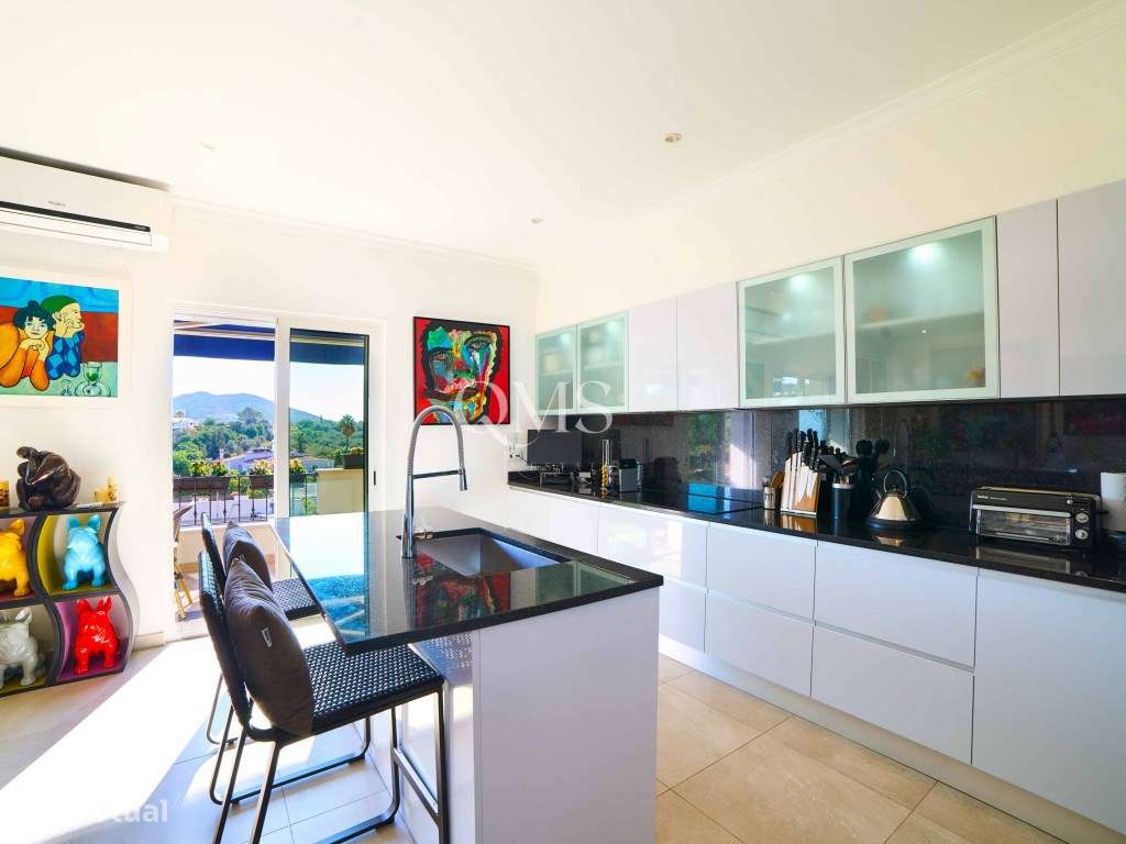 Duplex contemporâneo de três níveis em Santa Bárbara de Nexe, Algarve-12