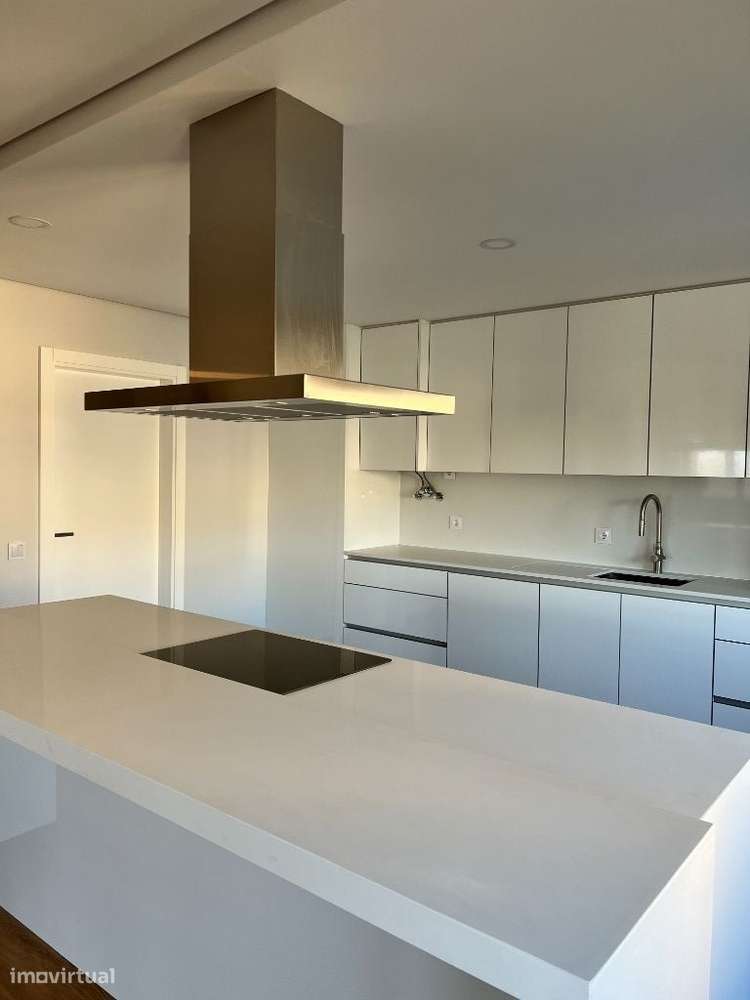 APARTAMENTO T4+1 no CENTRO de Oliveira de Azeméis-13