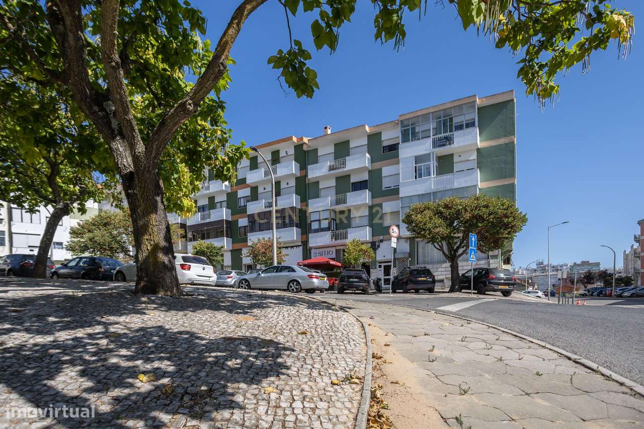 T3 equivalente a T4 no Bairro de São Gabriel com 3 Varandas e Vista Pa-42