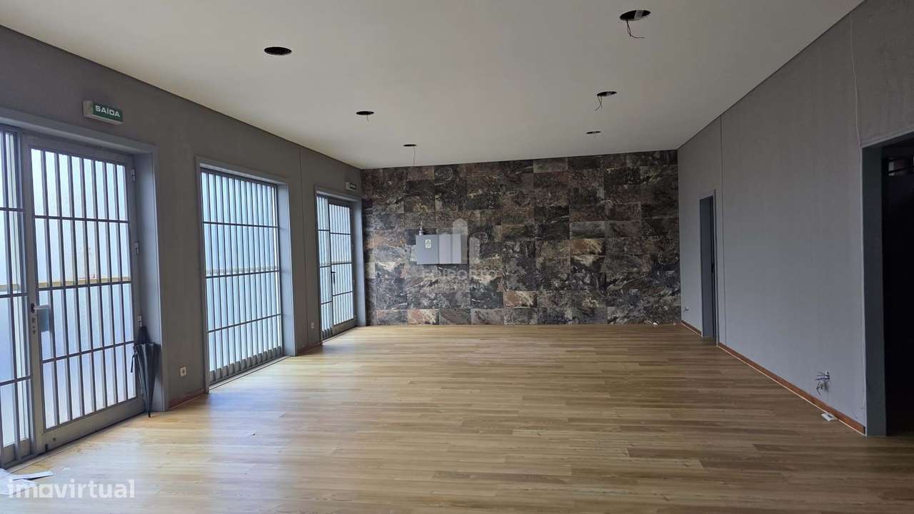 Loja com 103m2 com uma frente muito luminosa a 300m do metro na  Senho-4