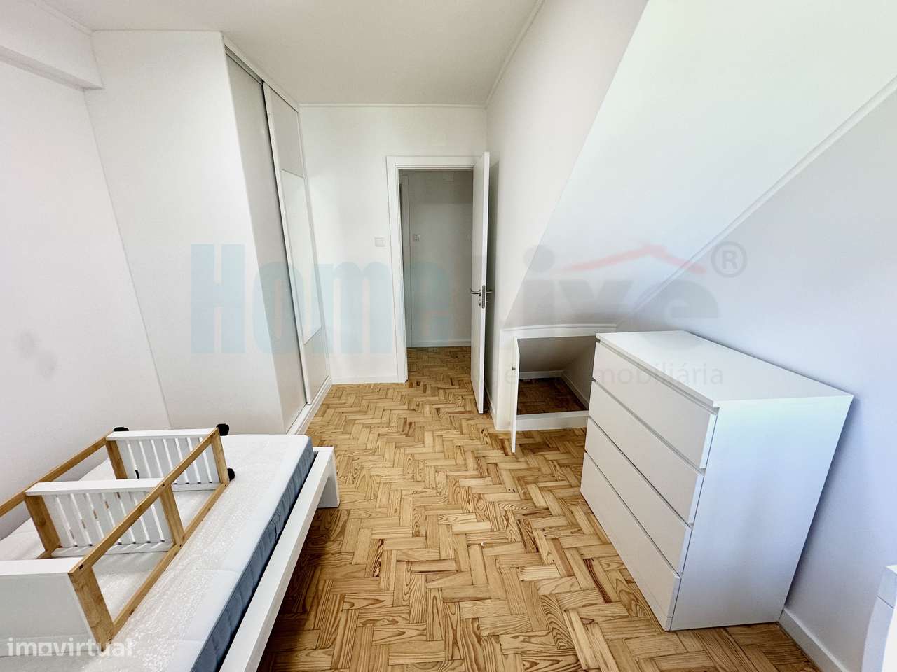 Apartamento T4 Remodelado e Mobilado Charquinho, Benfica-19