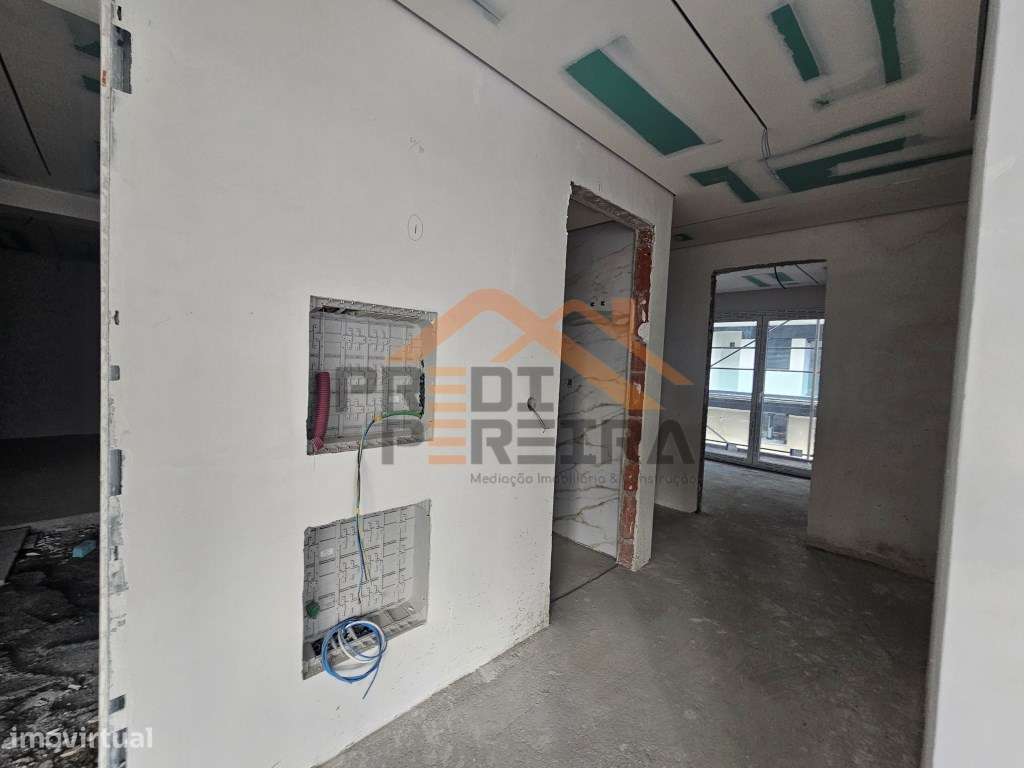 *Nova construção / Última fracção*

À procura de um apartamento T...-8