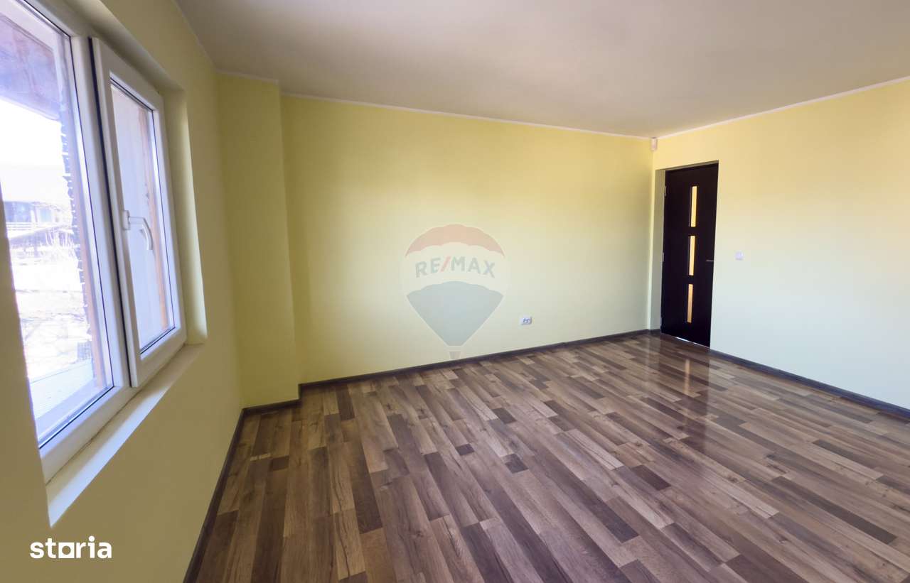 Casă / Vilă cu 8 camere de vânzare în zonă centrală - Urlati-17