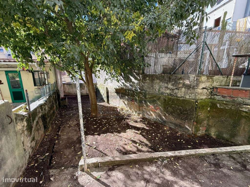 Deslumbrante T2 Totalmente Remodelado com terraço - Amadora-0