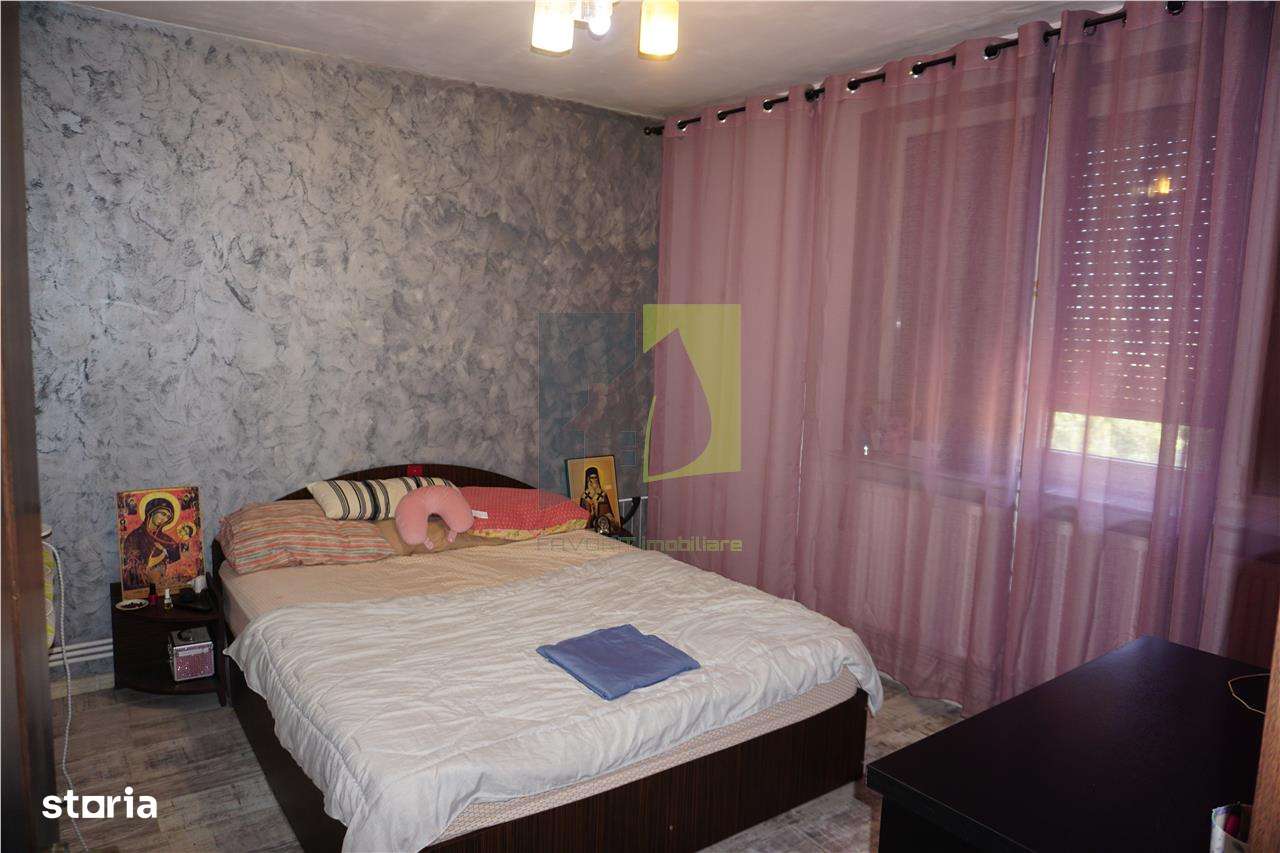 Apartament 3 camere, zona Piata Mare cu centrala-3
