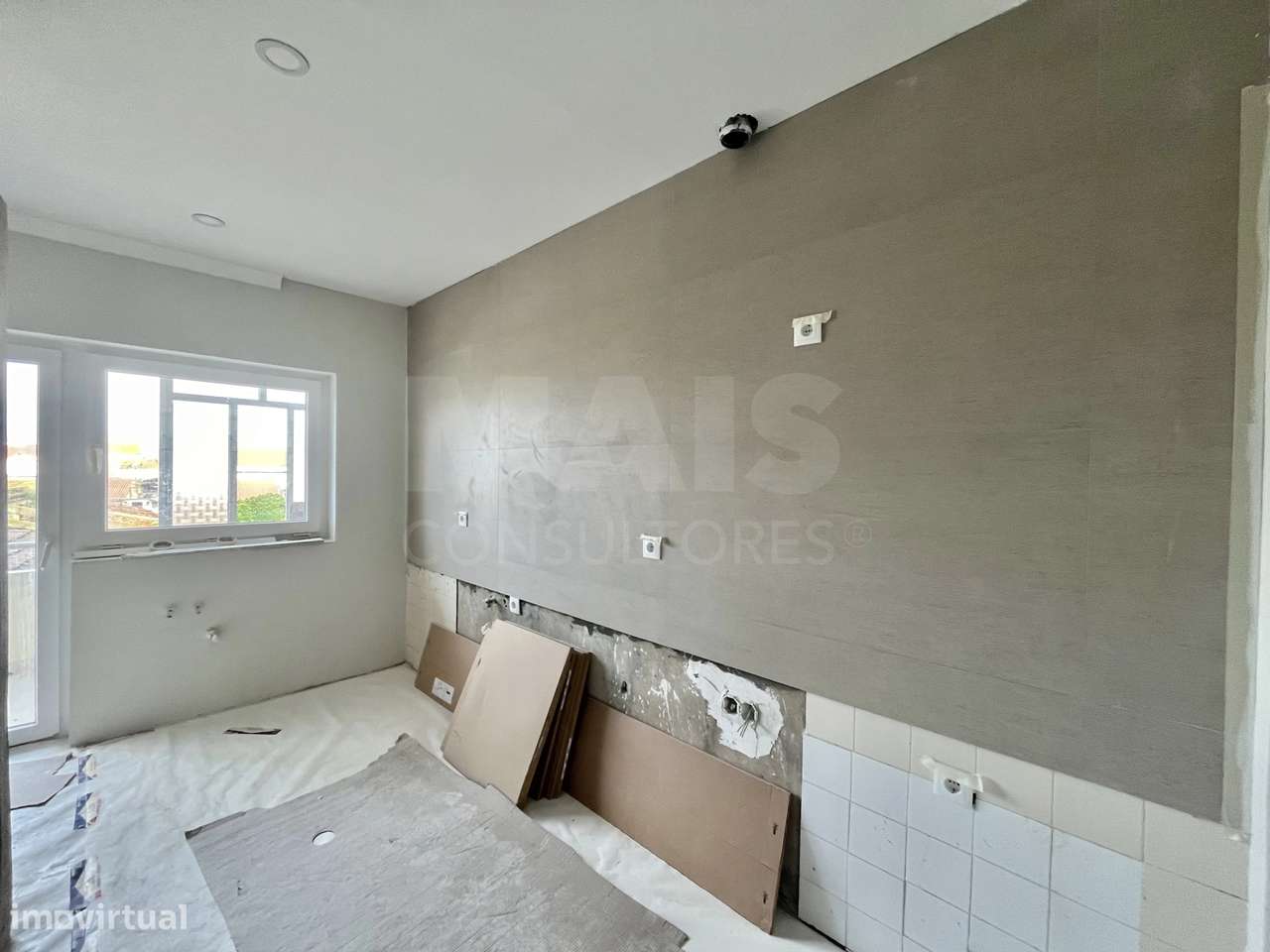 Apartamento T2 totalmente remodelado a estrear no Centro de Samora ... - Grande imagem: 2/16