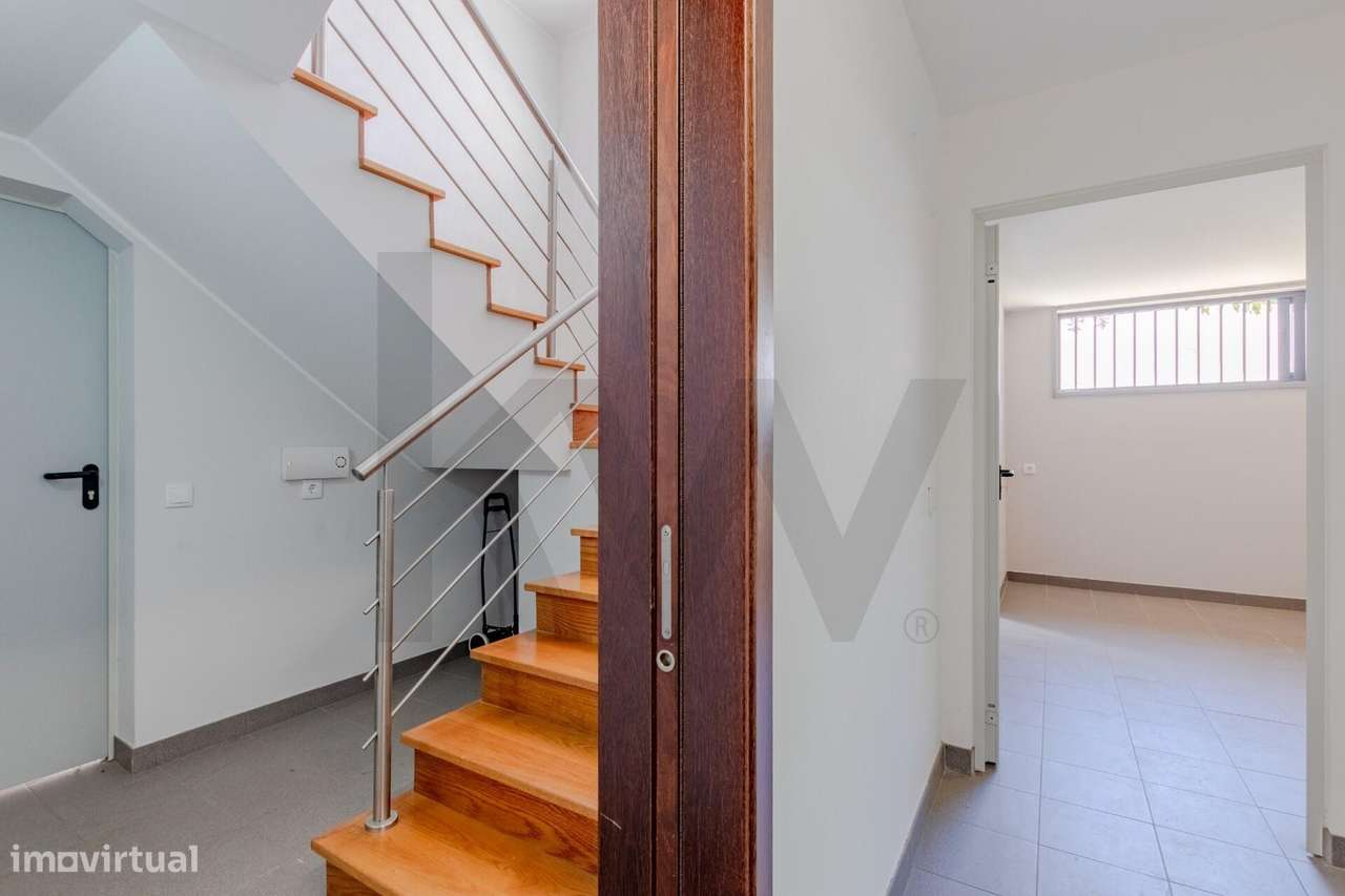 Moradia de sonho T4 com jardim, piscina e privacidade no coração de Ca-32